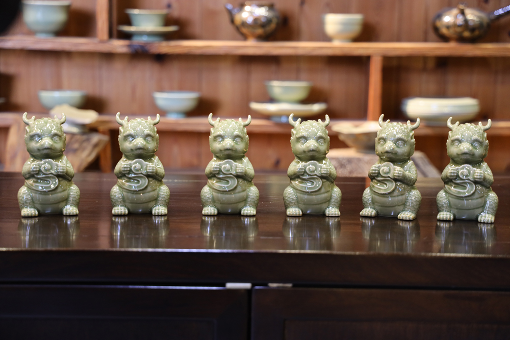 憨態可掬的青瓷版“小龍人”。受訪者供圖