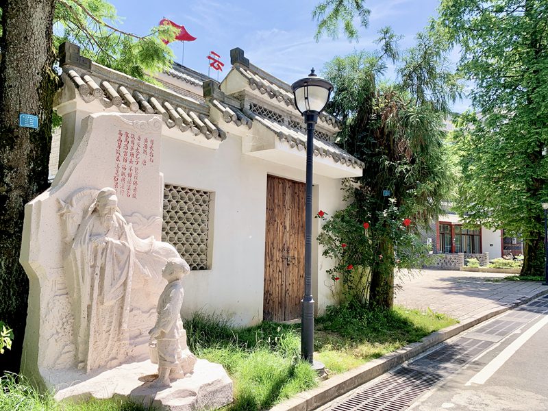 在石梁鎮，唐詩元素不斷植入鎮區建設。天臺縣石梁鎮供圖