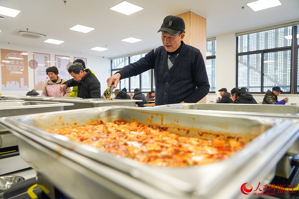 在浙江省寧波市北侖區新碶街道星陽未來社區鄰里中心，老年人根據自身口味稱重取餐。人民網 章勇濤攝