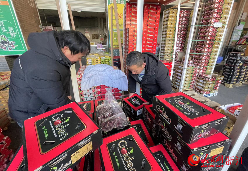 馥農果業門口，顧客正在采購車厘子。人民網記者 王麗瑋攝