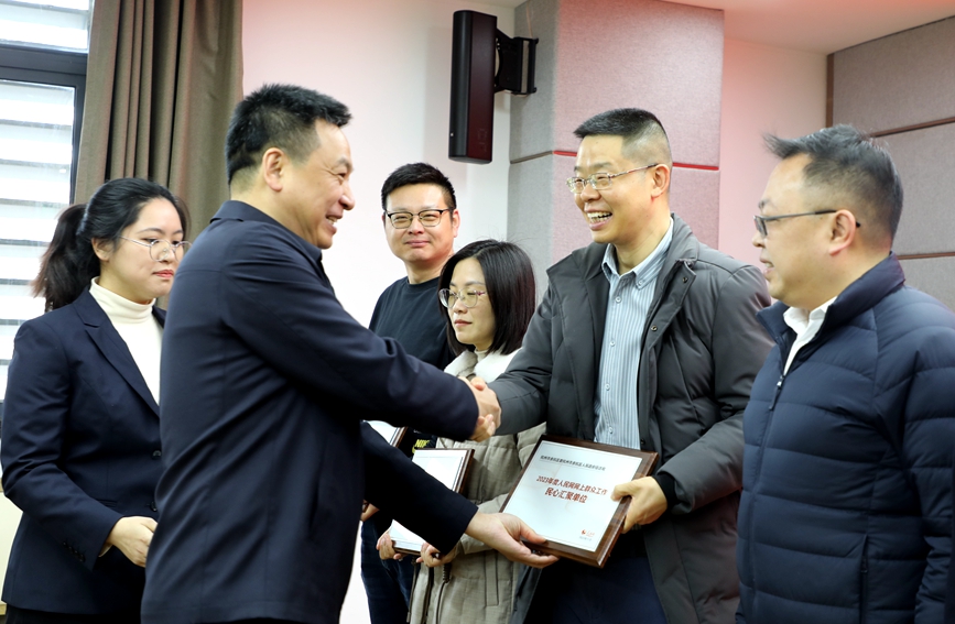 浙江省信訪局副局長馬駿為獲獎單位頒獎。浙江省信訪局供圖