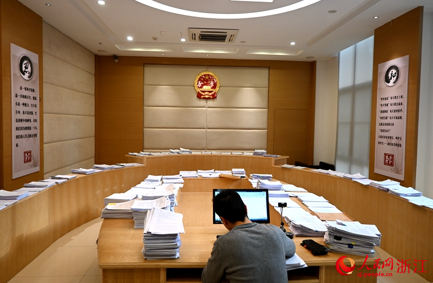 天臺法院工作人員梳理辦結案件。人民網記者 張麗瑋攝