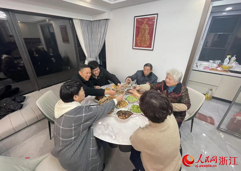 陳阿根一家吃團圓飯，慶祝遷入新居。李彩恩攝