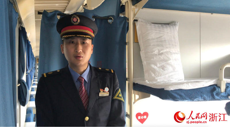 杭州客運段列車長徐劍介紹愛心鋪。人民網 秦銘澤攝