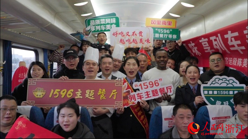 旅客朋友為”一碗好飯“打call。人民網 秦銘澤攝