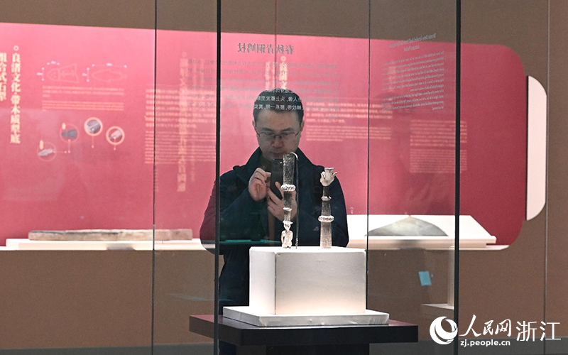 市民參觀新年文物特展。