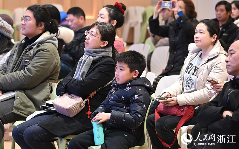 觀眾認真聽取講座。