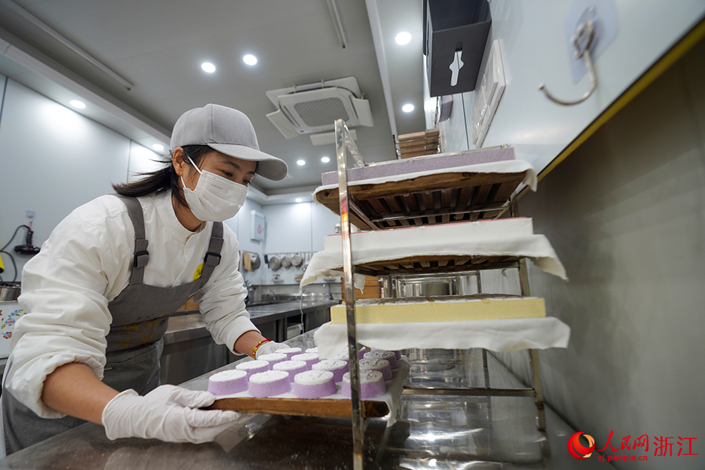 在浙江省余姚市梁弄鎮，制糕師黃薇在制作梁弄大糕。人民網 章勇濤攝