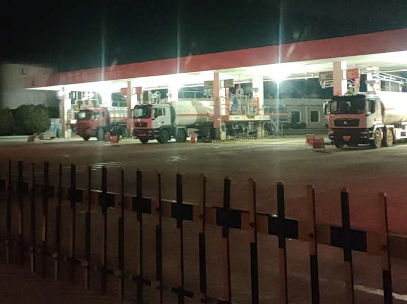 油庫深夜發油。