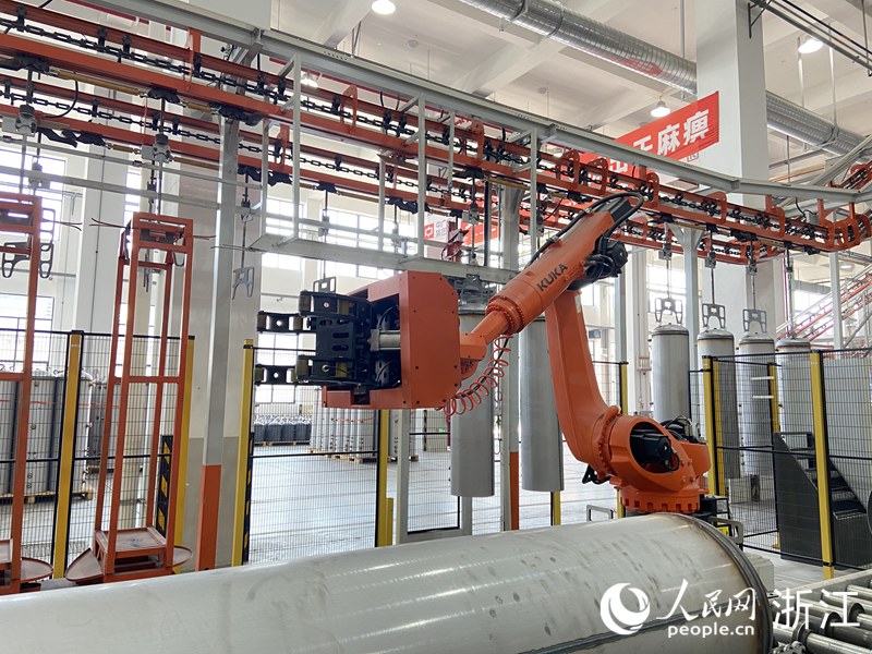 中廣歐特斯自動化搪瓷內膽生產線。人民網 方彭依夢攝