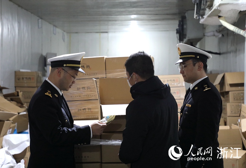 寧波海關所屬鎮海海關關員在企業冷庫對出口湯圓進行查檢。人民網 方彭依夢攝