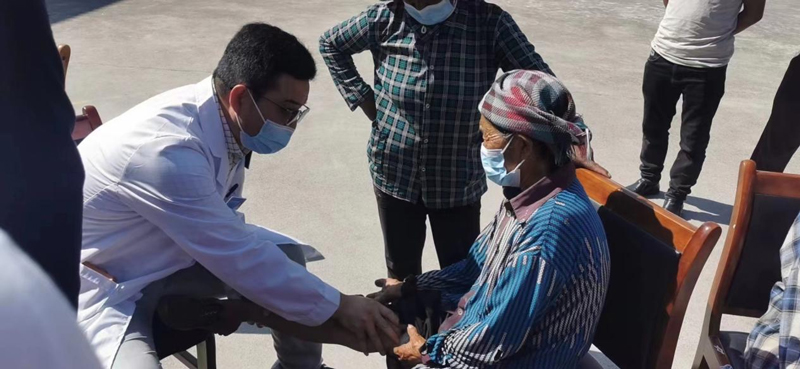 苗帥為高齡老人檢查關節情況。受訪者供圖