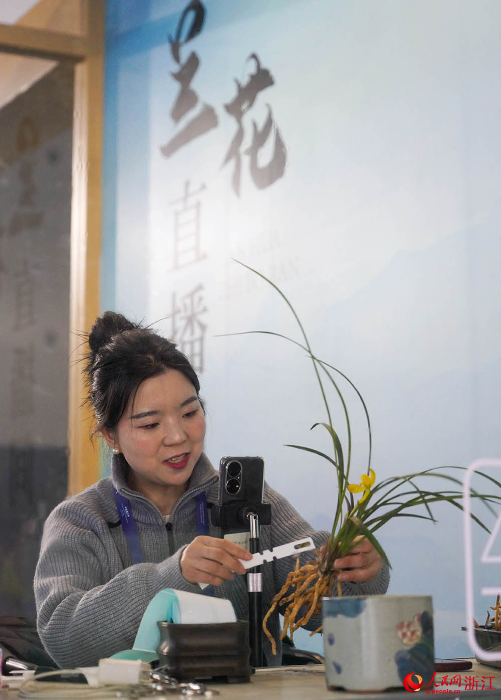 在浙江省紹興市柯橋區，一主播在線上售賣蘭花。人民網 章勇濤攝