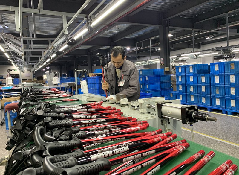 寧海興達旅游用品有限公司員工正在抓緊生產滑雪杖產品。寧海興達旅游用品有限公司供圖