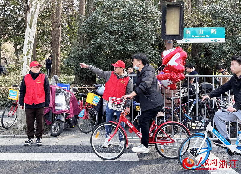 志愿者正為游客進行交通引導工作。人民網 劉欣蔚攝