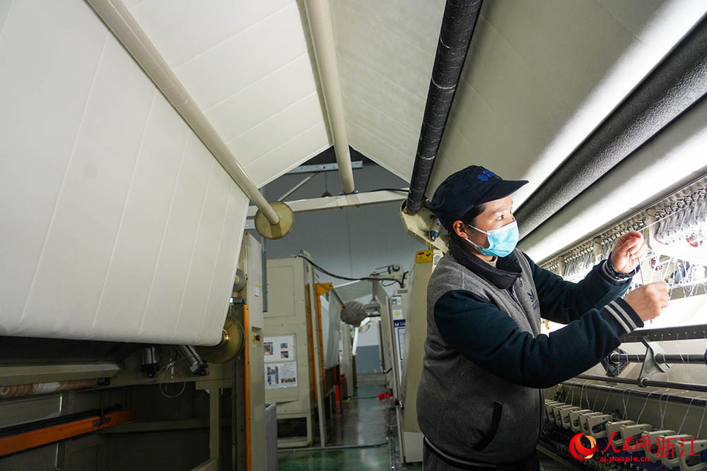 家具企業開足馬力忙生產，趕制訂單產品供應海外市場。人民網 章勇濤攝