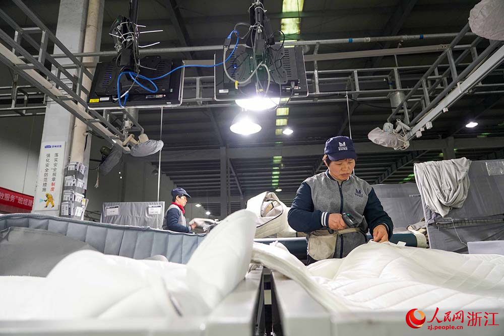 家具企業開足馬力忙生產，趕制訂單產品供應海外市場。人民網 章勇濤攝