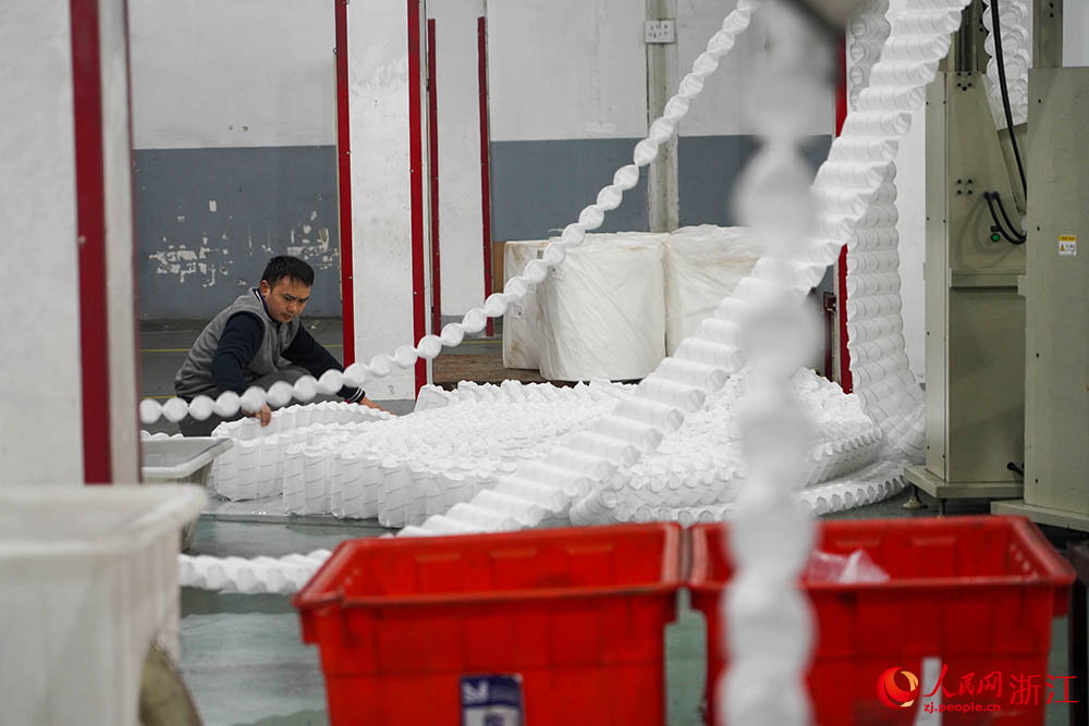 家具企業開足馬力忙生產，趕制訂單產品供應海外市場。人民網 章勇濤攝