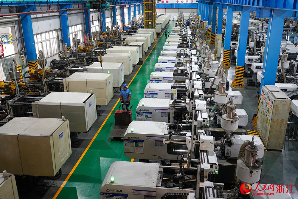 浙江省臺州市黃巖區一家管道企業生產正忙。人民網 章勇濤攝