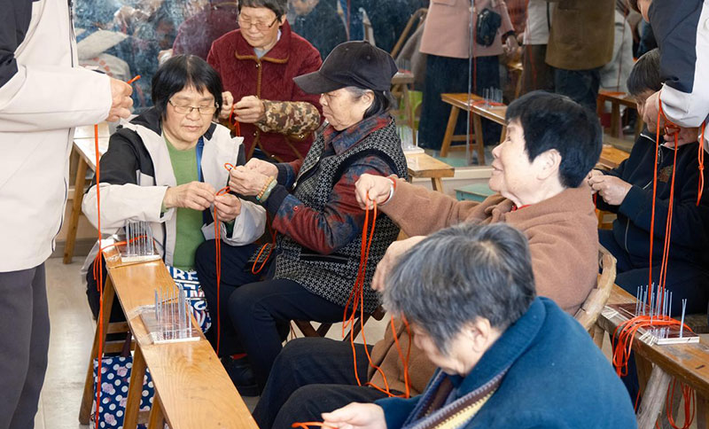 巨嶼鎮銀發直播間的老人們正在編制手工藝品。巨嶼鎮人民政府供圖