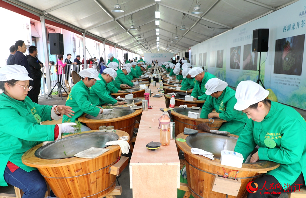 3月29日，2024年西湖區西湖龍井茶炒茶王大賽舉行。人民網 方彭依夢攝