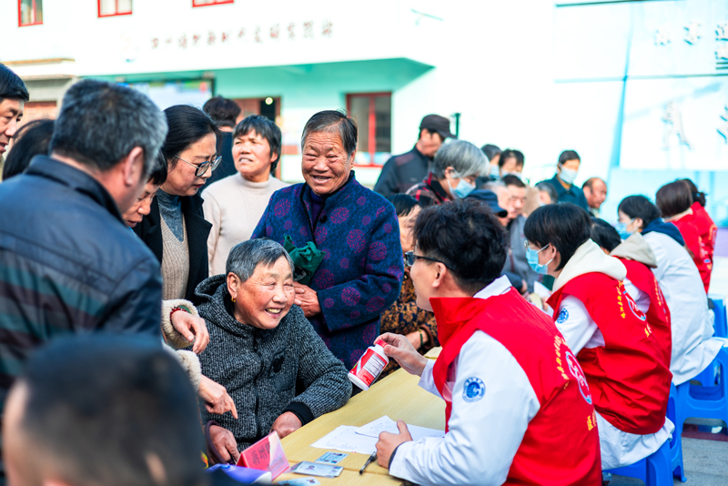 “山海紅心”義診活動群眾問診現場。