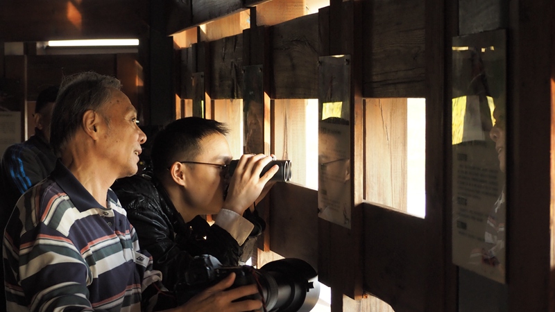 西溪濕地“飛羽”志愿服務隊隊員在蓮花灘觀測鳥類。西溪濕地供圖