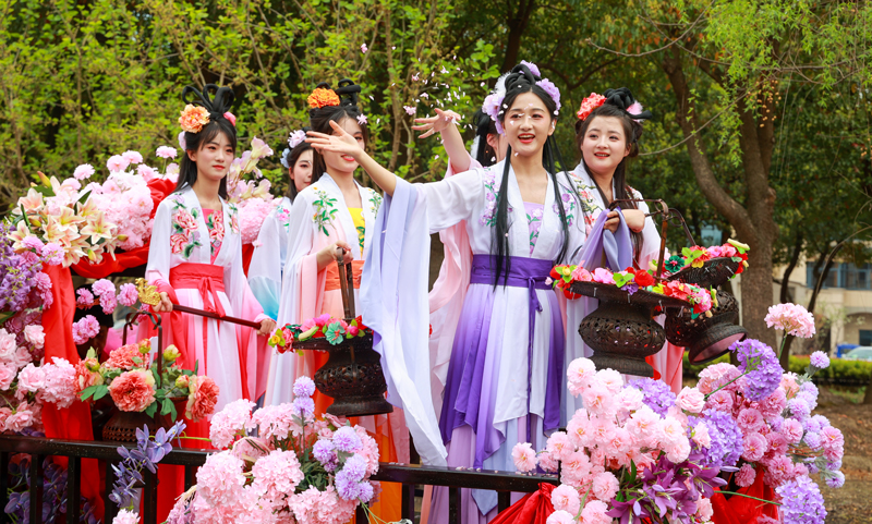 “蠶花仙子”隨花船翩然而至。