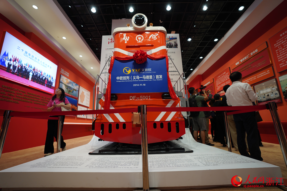 9月18日，在浙江展覽館，香港傳媒界在觀看“大道之行——‘八八戰略’實施20周年大型主題展覽”。人民網 章勇濤攝