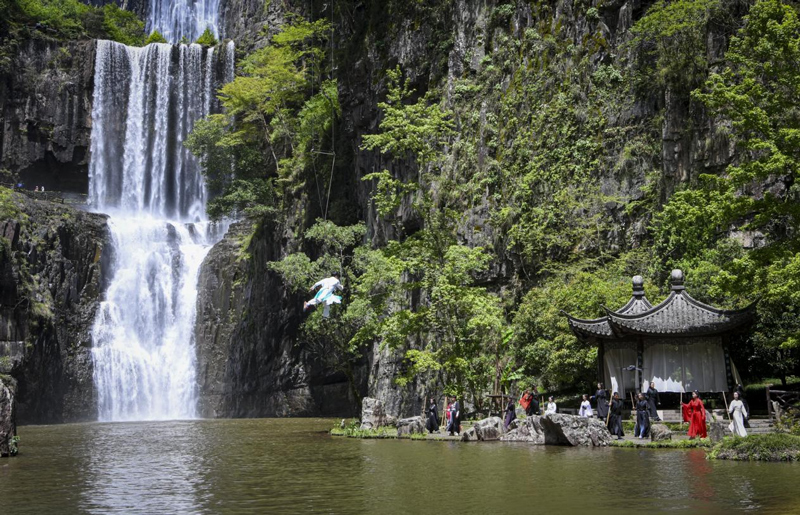 開展具有武俠氣息的表演和真人互動游戲。朱偉攝