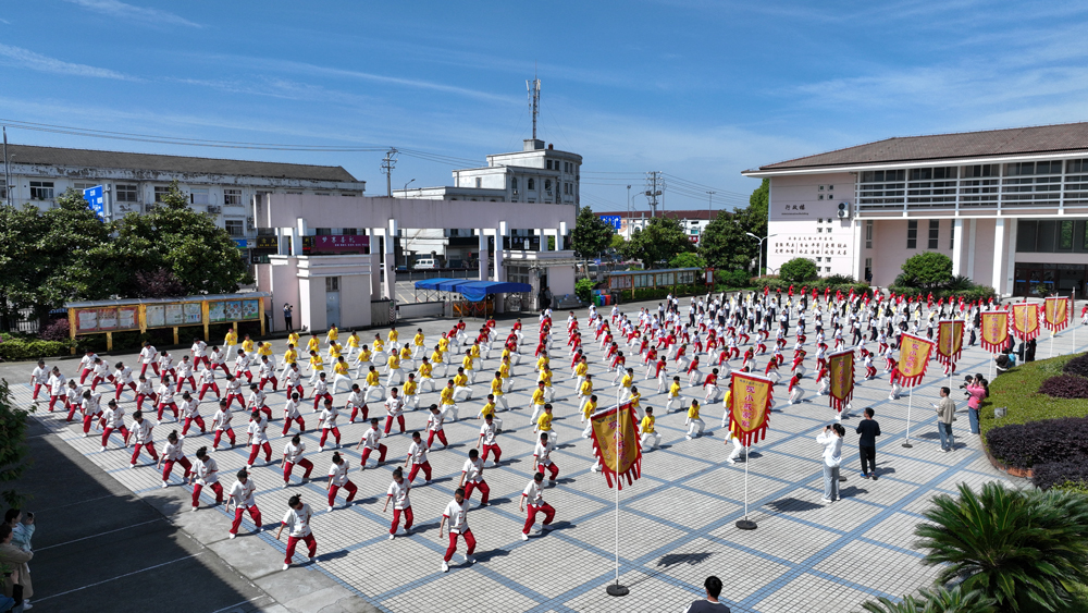 學生在體育老師帶領下練習慈北金栲拳。觀海衛鎮供圖