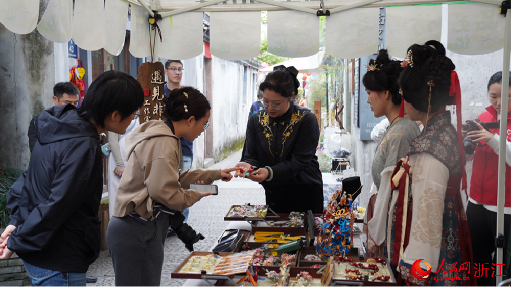 采訪團記者正在小西街體驗非遺技藝。人民網 陳陸洵攝