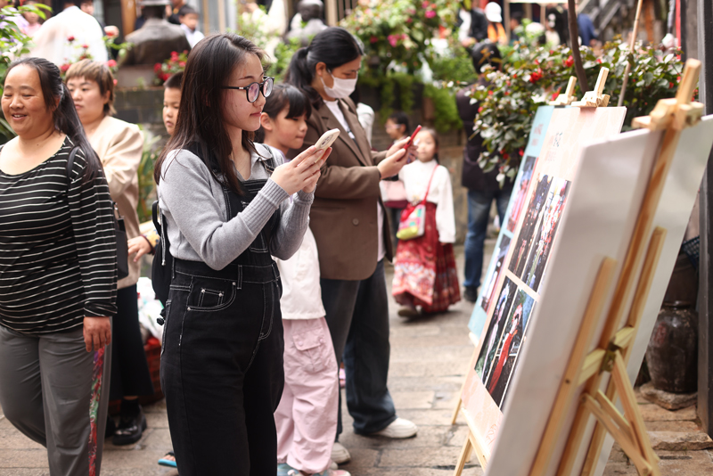 霞關老街游人如織。林明明攝