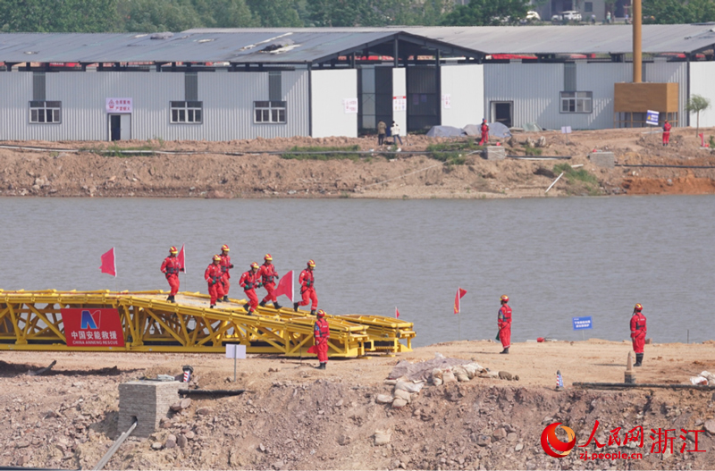 演習現場模擬救援。人民網 陳陸洵攝