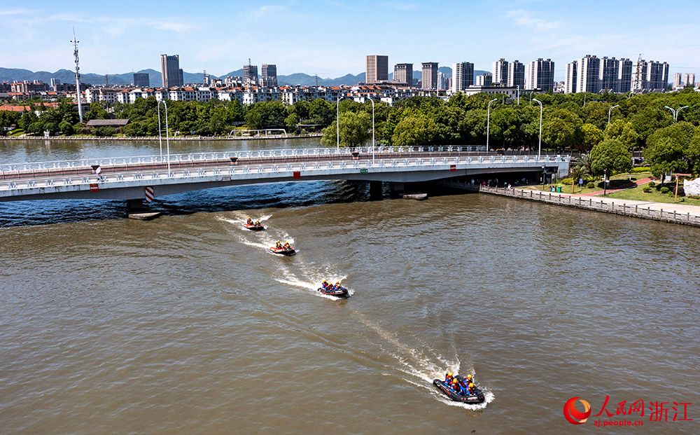 在浙江省余姚市玉皇山公園候青江，救援隊進行皮劃艇水上編隊演練。人民網 章勇濤攝