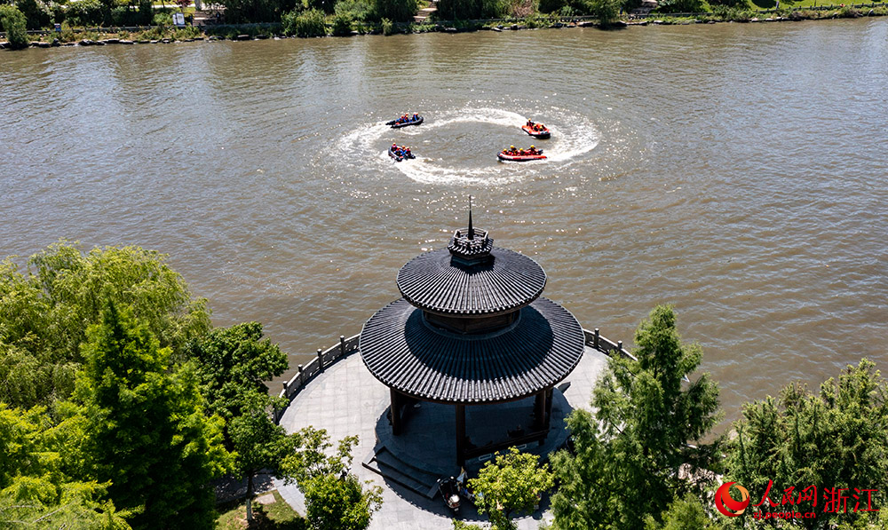 在浙江省余姚市玉皇山公園候青江，救援隊進行皮劃艇水上編隊演練。人民網 章勇濤攝