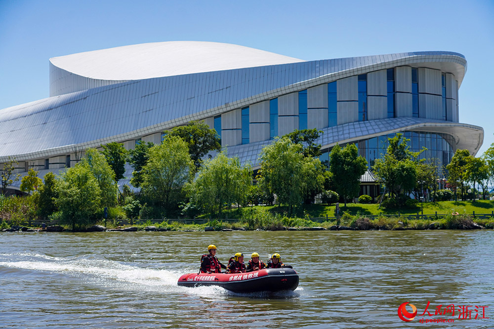 在浙江省余姚市玉皇山公園候青江，救援隊進行皮劃艇水上編隊演練。人民網 章勇濤攝