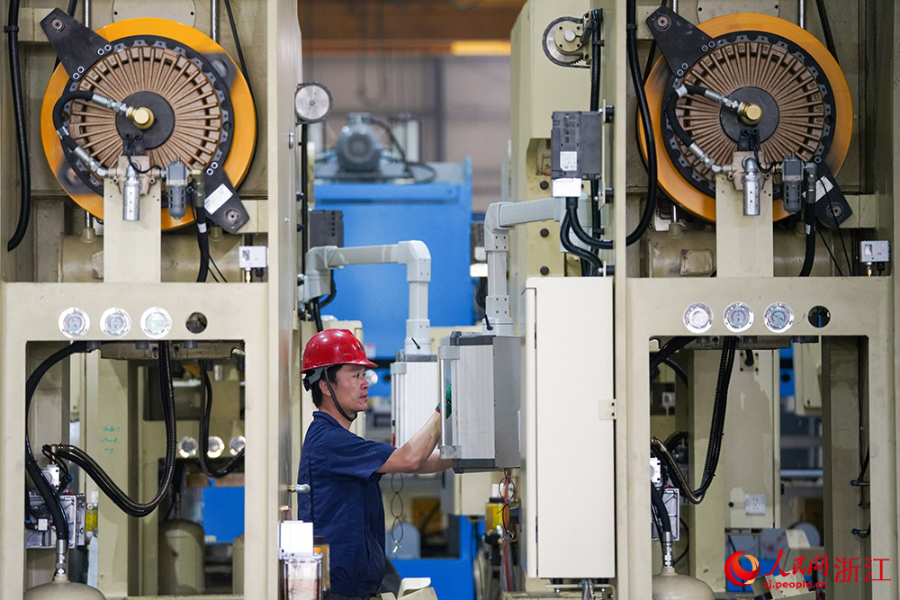 在寧波市象山縣一家單項冠軍企業，工人在產線上趕制訂單。人民網 章勇濤攝