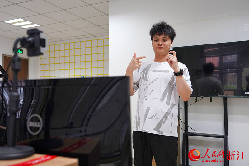 5月21日，在寧波市高新區春建電子，工作人員在進行手勢對決。人民網 章勇濤攝