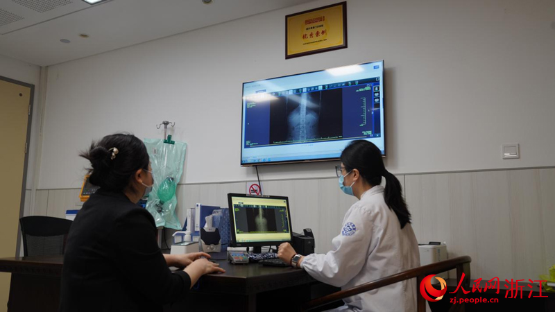 隨著杭州市醫學檢查檢驗互認工作的推進，市民在杭州任意一家市屬、區屬醫院就醫時，醫生都可以讀取過往檢查檢驗結果和病歷信息。人民網 陳陸洵攝