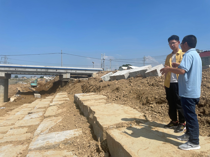 工程現場企業導師正在指導學生。陳斌攝