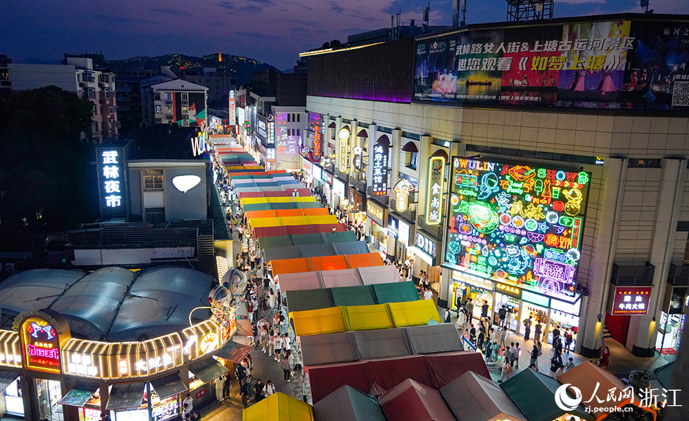 5月24日，華燈初上，從空中俯瞰煙火氣滿滿的杭州武林夜市。人民網  章勇濤攝