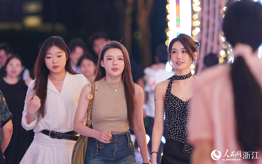 5月25日，杭州武林夜市人潮涌動，熱鬧非凡。人民網 章勇濤攝