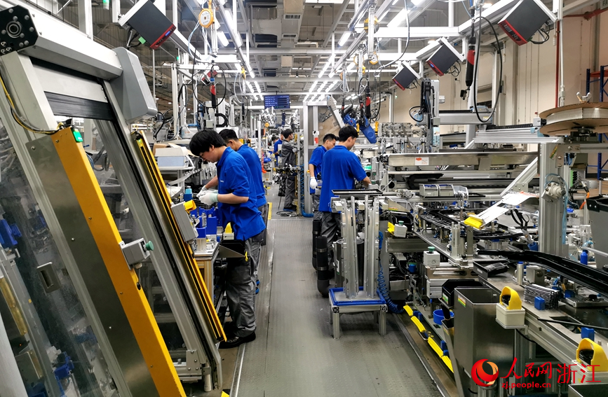 工人正趕制訂單。人民網記者 張麗瑋攝