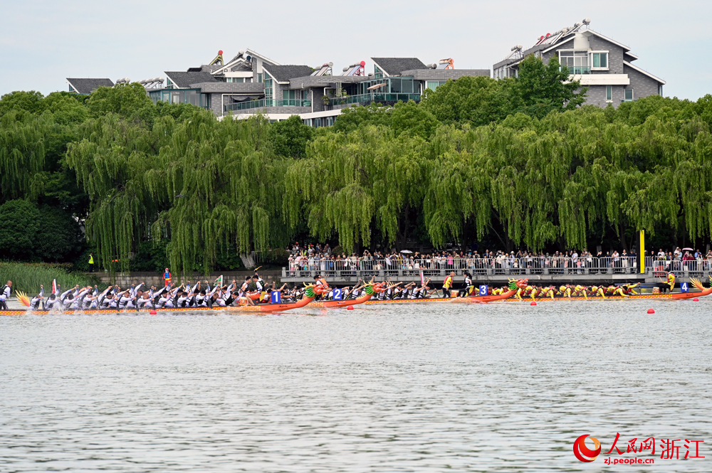 6月2日，2024嘉興端午民俗文化節龍舟競渡和踏白船表演賽在嘉興西南湖熱鬧開啟。人民網記者 葉賓得攝
