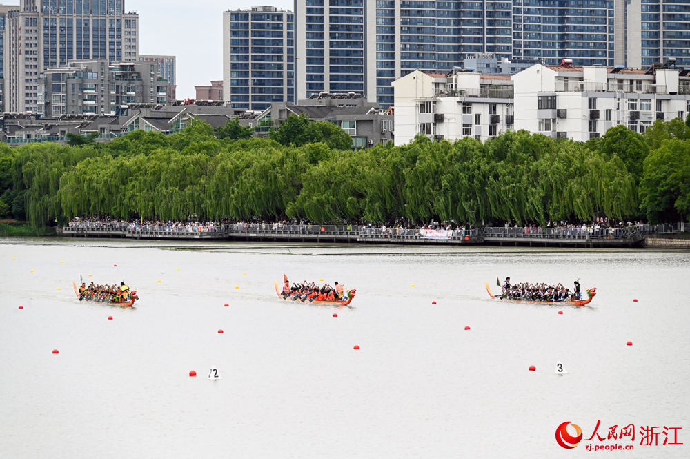 6月2日，2024嘉興端午民俗文化節龍舟競渡和踏白船表演賽在嘉興西南湖熱鬧開啟。人民網記者 葉賓得攝
