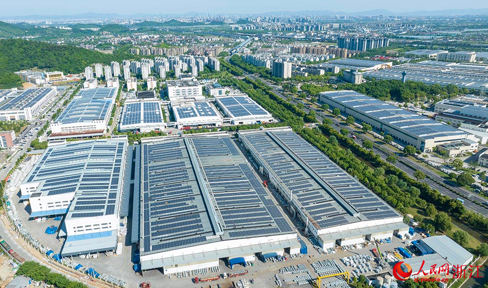 廠房屋頂安裝的太陽能光伏板連綿成片，在陽光下熠熠生輝，源源不斷地向企業輸送著清潔電力。人民網 章勇濤攝