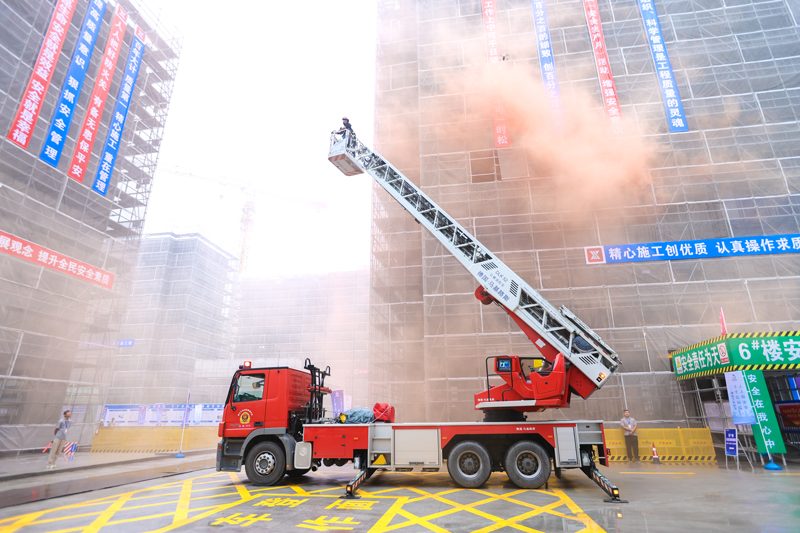 公寓火災綜合應急救援演練。郭燕攝