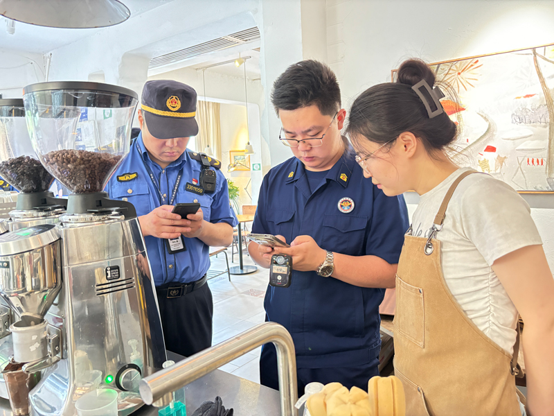 綜合行政執法隊與消防救援大隊進行“亮碼檢查”。萬山子攝