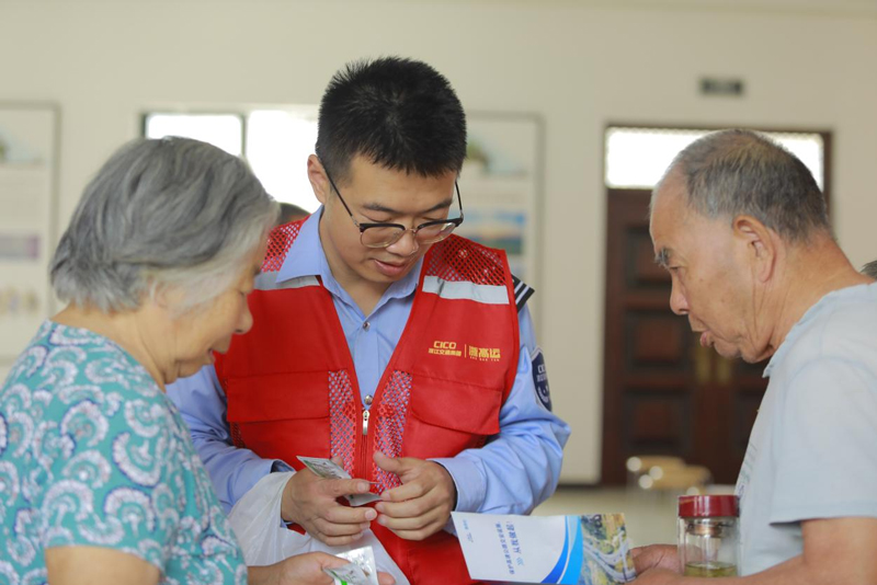 網格員進村入戶開展高速公路安全宣傳。蔣才攝